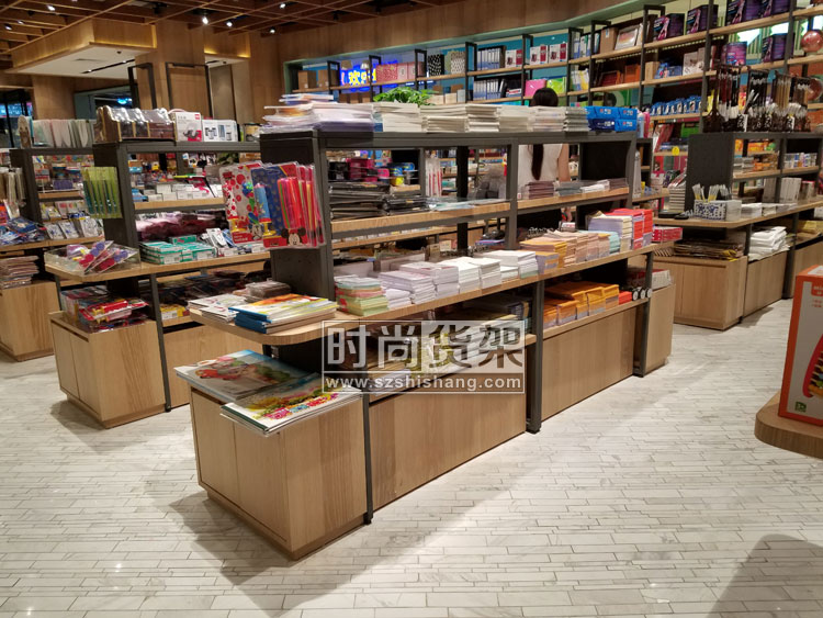 書店文創區貨架